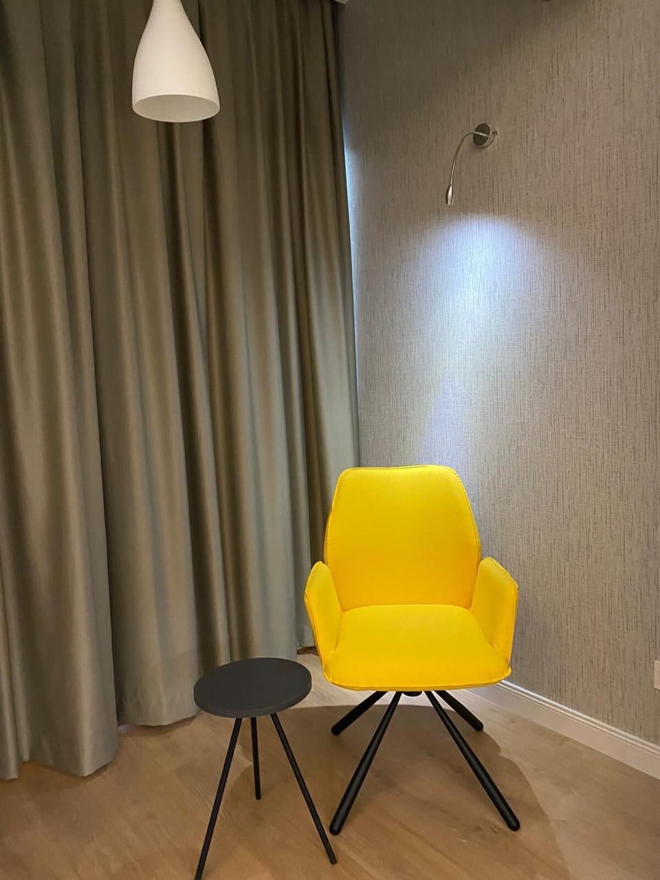 Deluxe Suite | Living area | Flat-screen TV