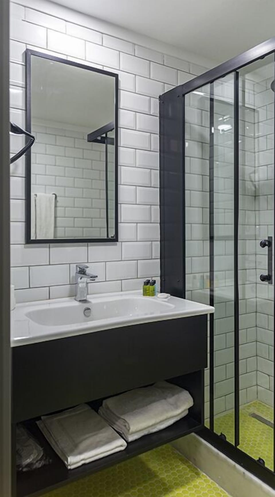 Standard Room, 1 Double Bed | Bathroom | Shower, free toiletries, hair dryer, slippers