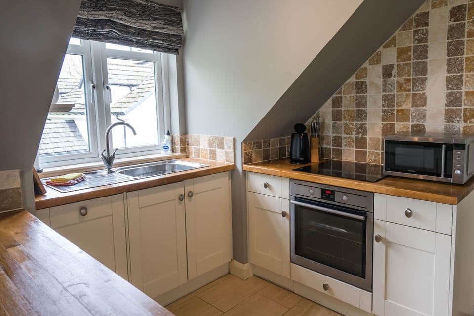 Apartment, 1 Bedroom, Balcony | Private kitchen | Fridge, microwave, oven, stovetop