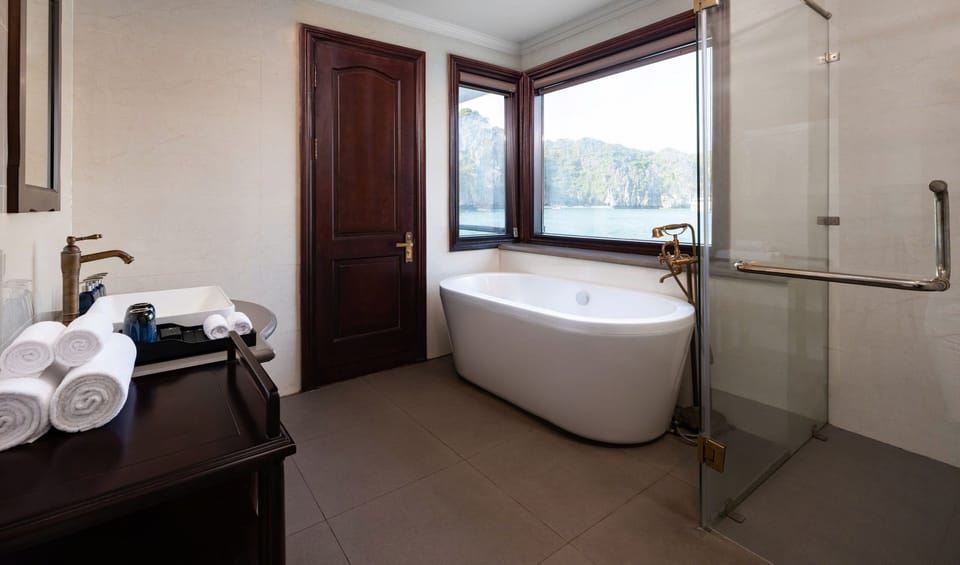 Family Connecting Room, Balcony | Bathroom | Combined shower/tub, hair dryer, bathrobes, slippers