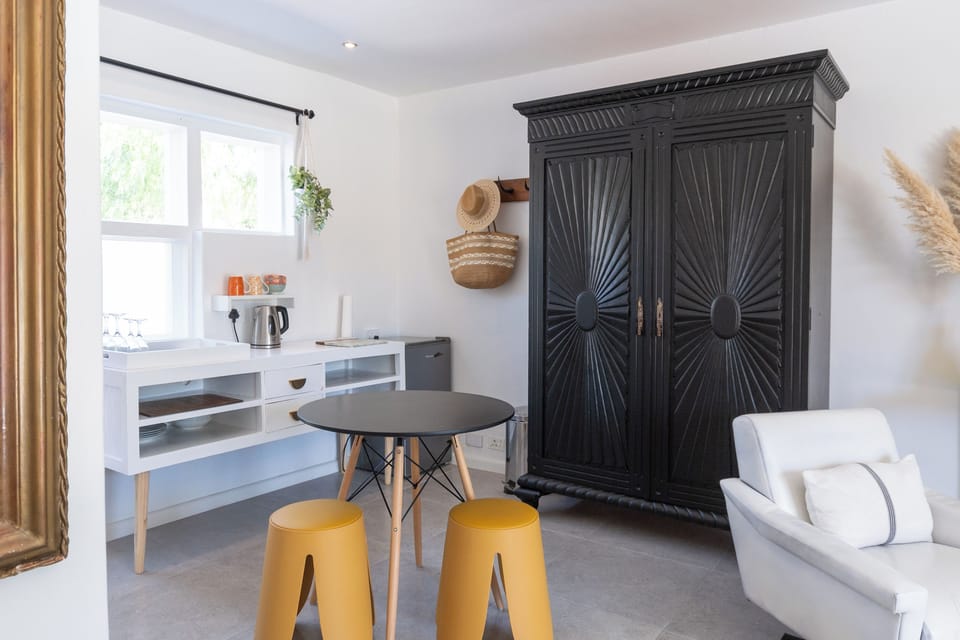 Luxury Suite | Cribs (free), bed sheets