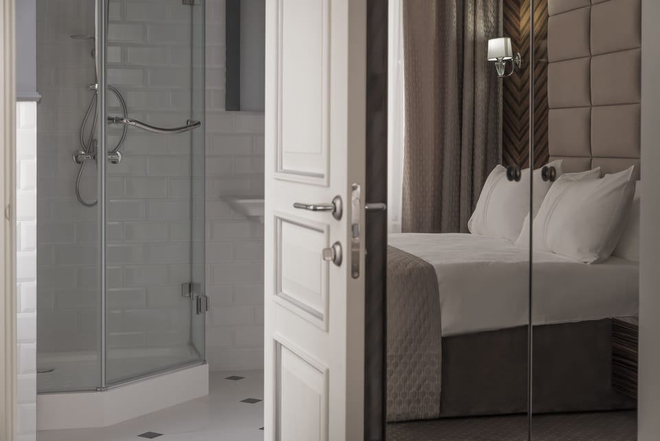 Minibar, in-room safe, soundproofing, free WiFi