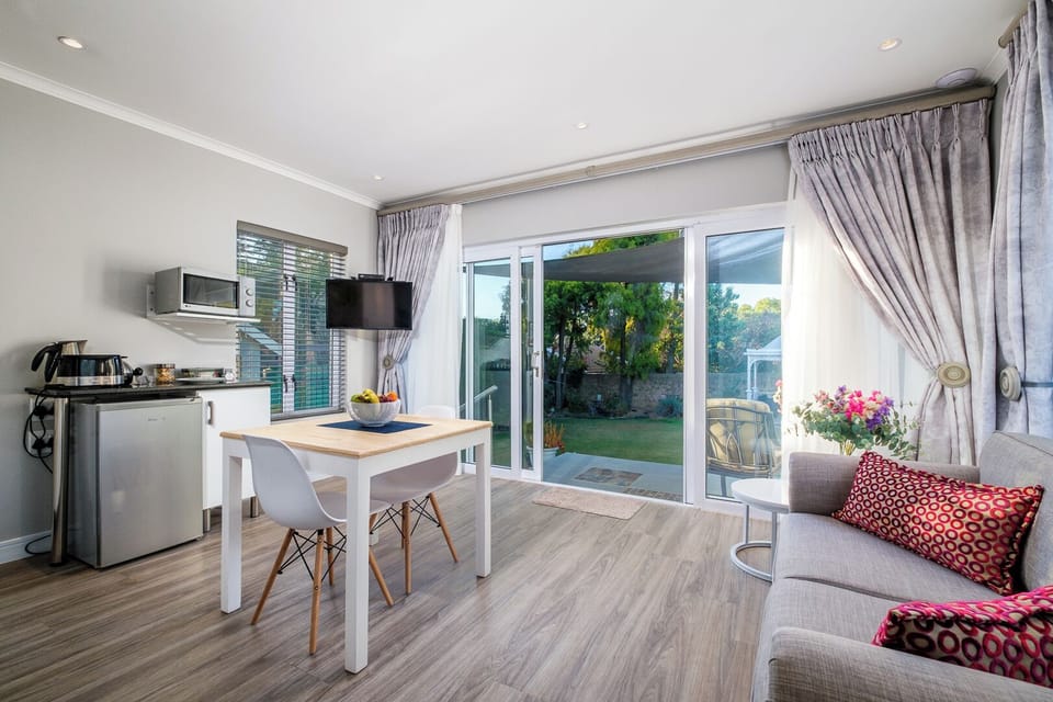 Deluxe Double Room, 1 Bedroom, Garden View | In-room dining