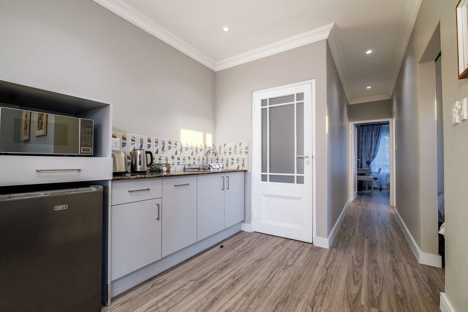 Luxury Suite | Private kitchen | Mini-fridge, microwave, espresso maker, electric kettle