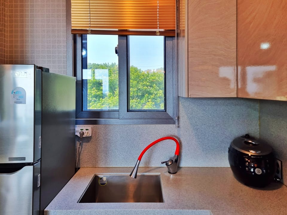 Quad Room | Private kitchen | Fridge, microwave, stovetop, coffee/tea maker