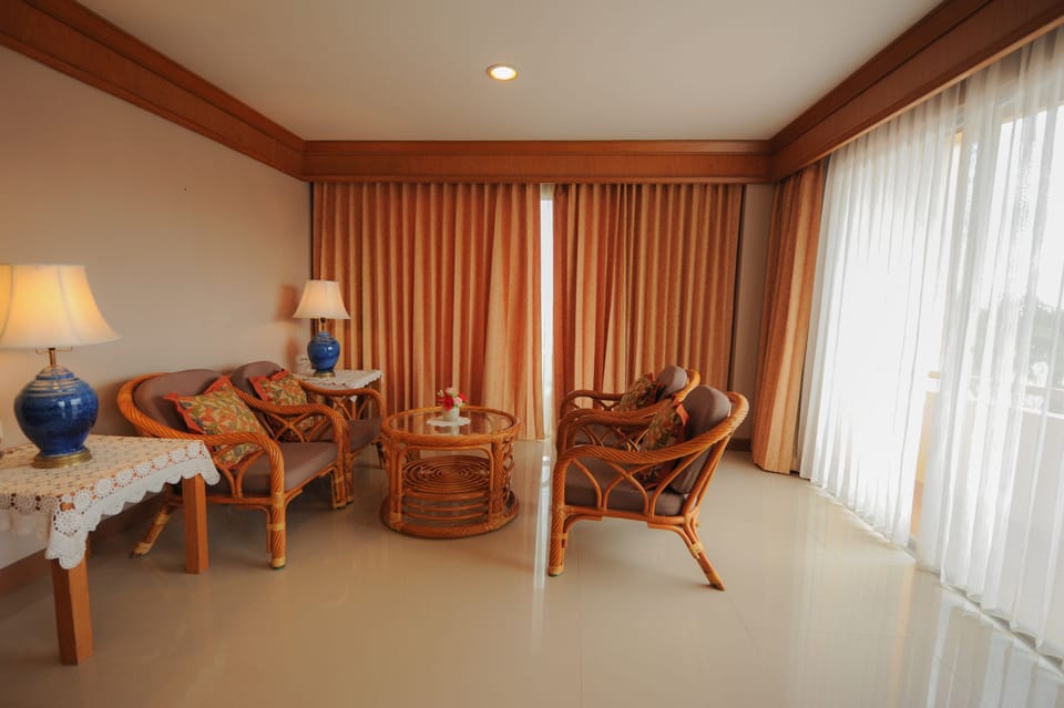 Presidential Suite, 2 Bedrooms, Sea View | In-room safe, WiFi (free), bed sheets