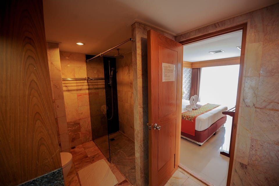 Presidential Suite, 2 Bedrooms, Sea View | In-room safe, WiFi (free), bed sheets