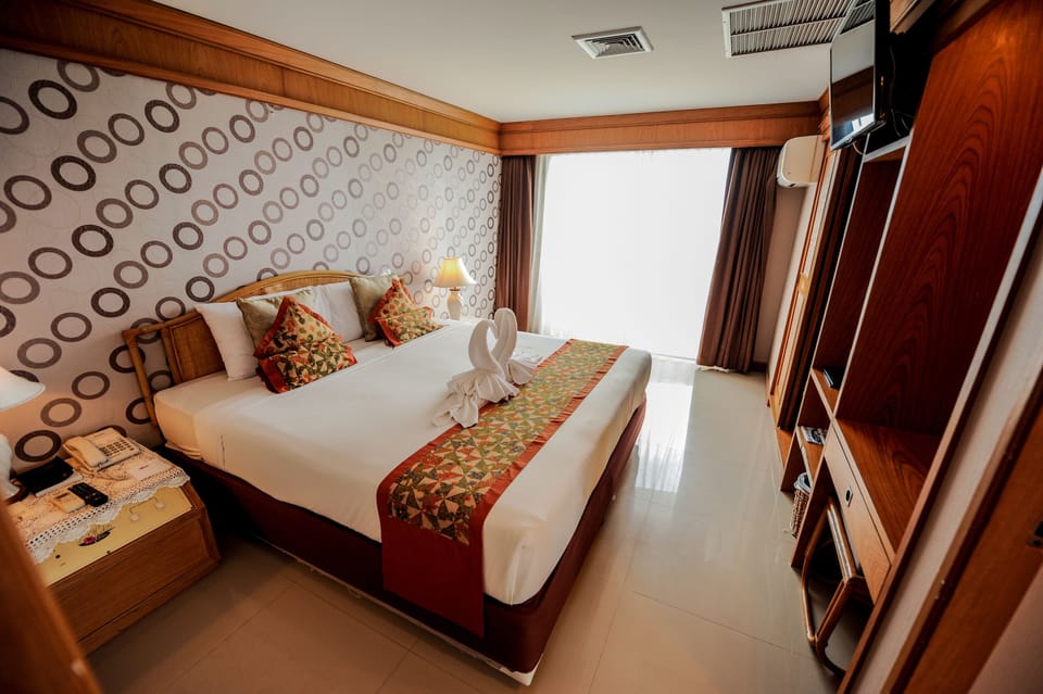 In-room safe, WiFi (free), bed sheets