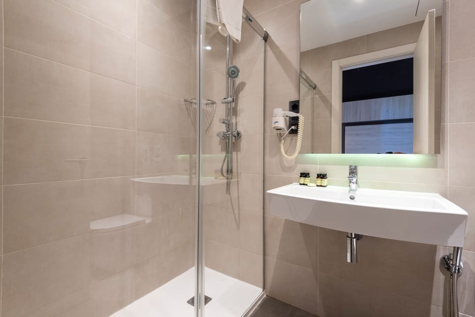 Shower, free toiletries, hair dryer, towels