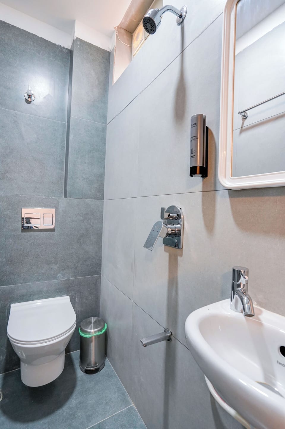 Shower, free toiletries, towels
