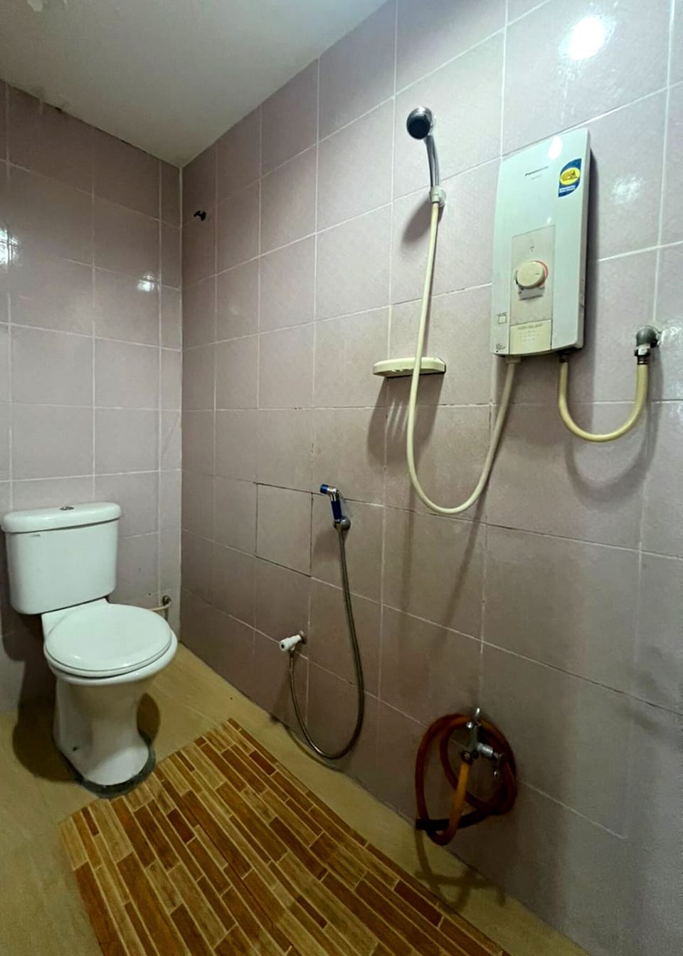 Double Room | Bathroom | Shower, free toiletries, hair dryer (on request), towels