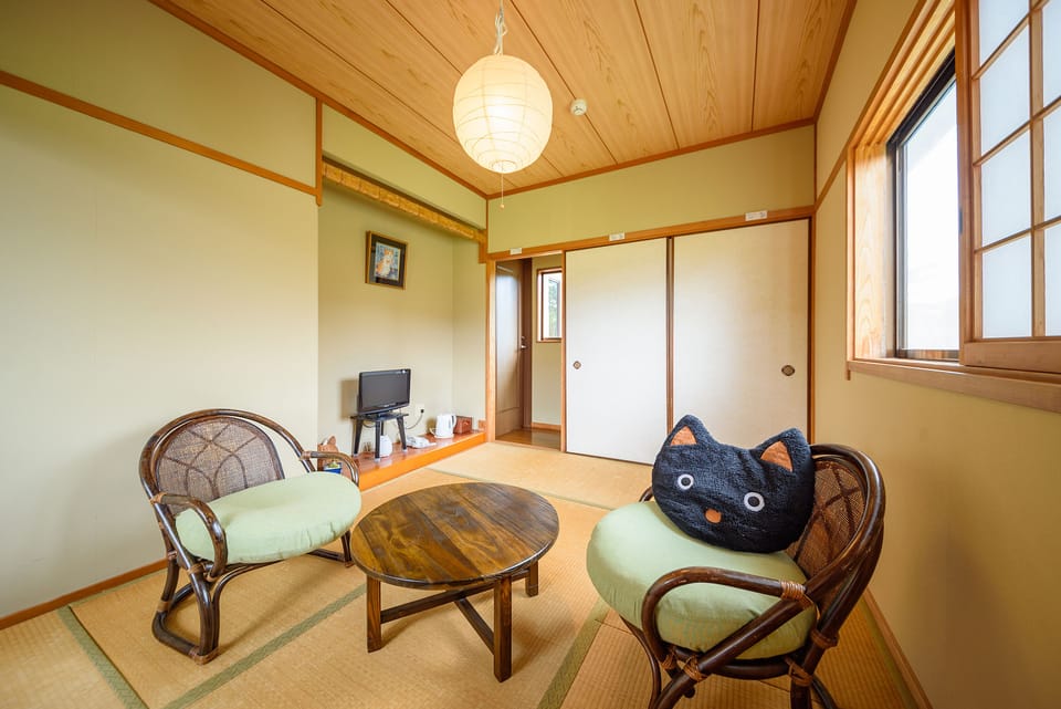 Corner Japanese Room with Shared Bath (Caters to 13years old or older) | WiFi (free)