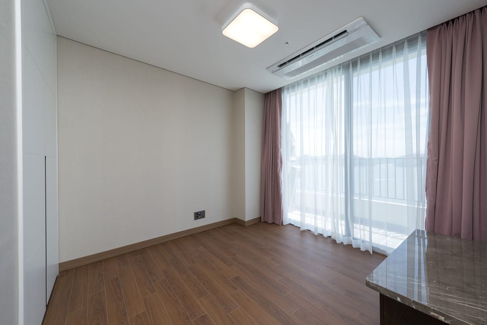 Condo Ondol Suite (No cooking) | Blackout drapes, free WiFi, bed sheets