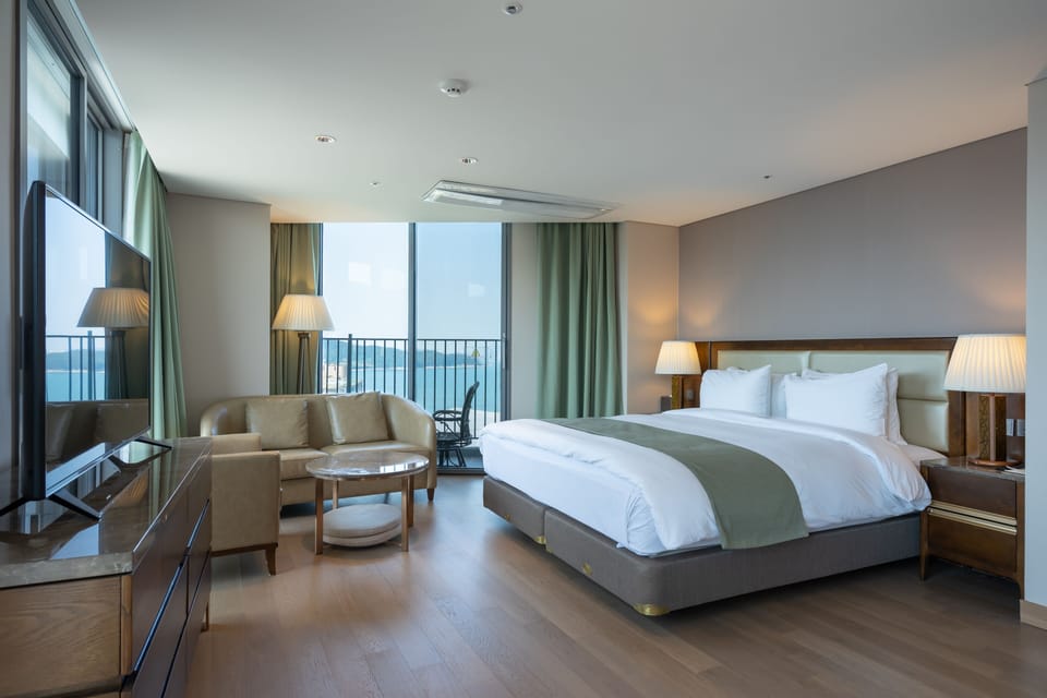 Deluxe Double Room (No cooking) | Blackout drapes, free WiFi, bed sheets