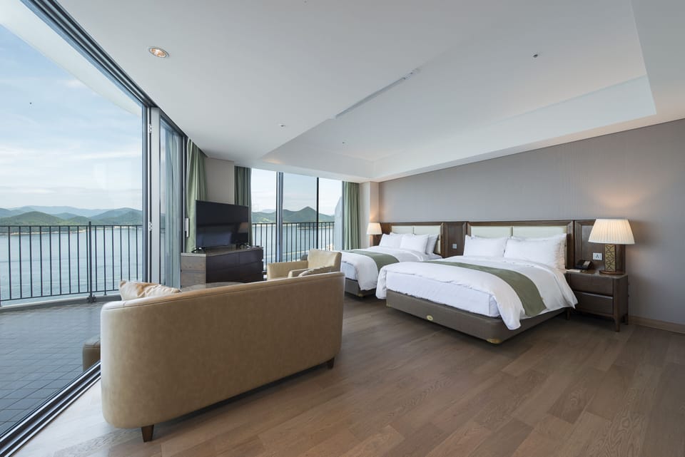 Deluxe Twin Room, Ocean View (No cooking) | Blackout drapes, free WiFi, bed sheets