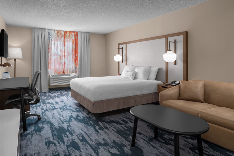 Executive Studio, 1 King Bed with Sofa bed | Desk, blackout drapes, iron/ironing board, free WiFi
