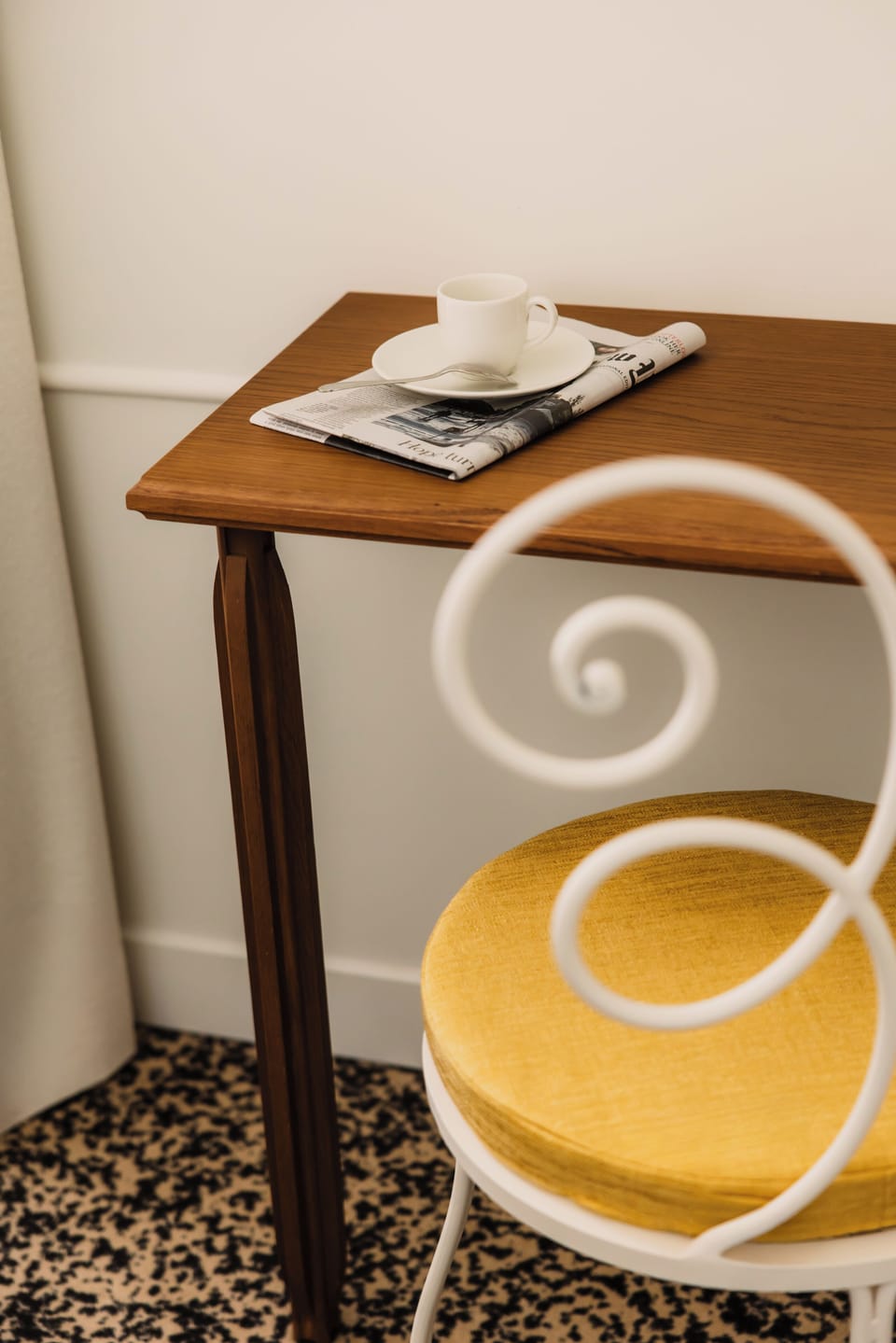 Desk, soundproofing, WiFi (free), bed sheets