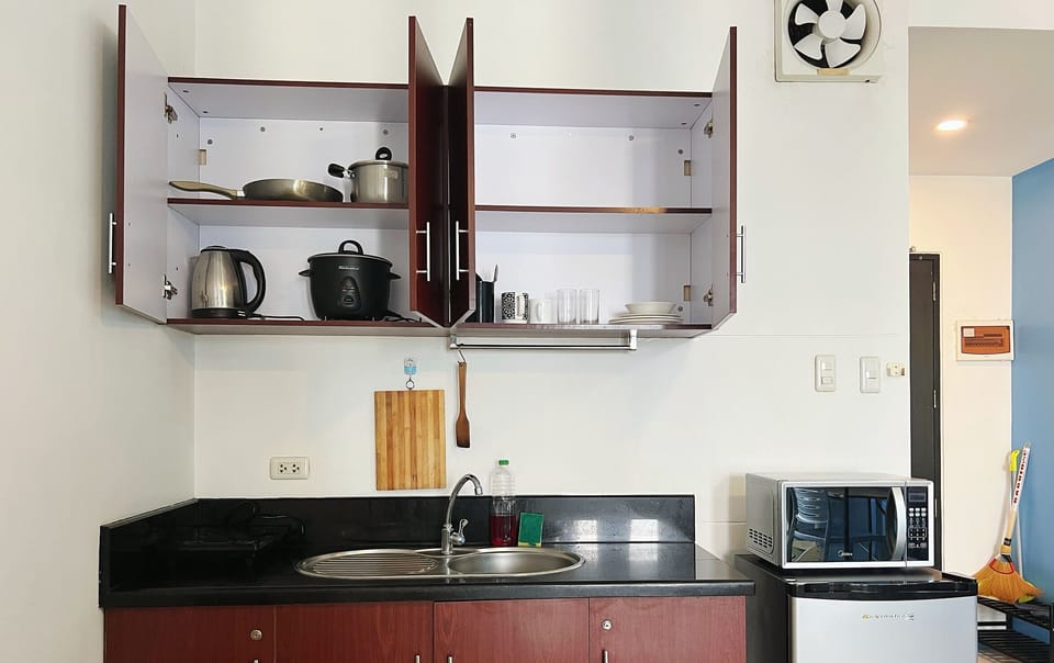 Comfort Double Room, 1 Queen Bed, City View | Private kitchen | Mini-fridge, microwave, stovetop, electric kettle