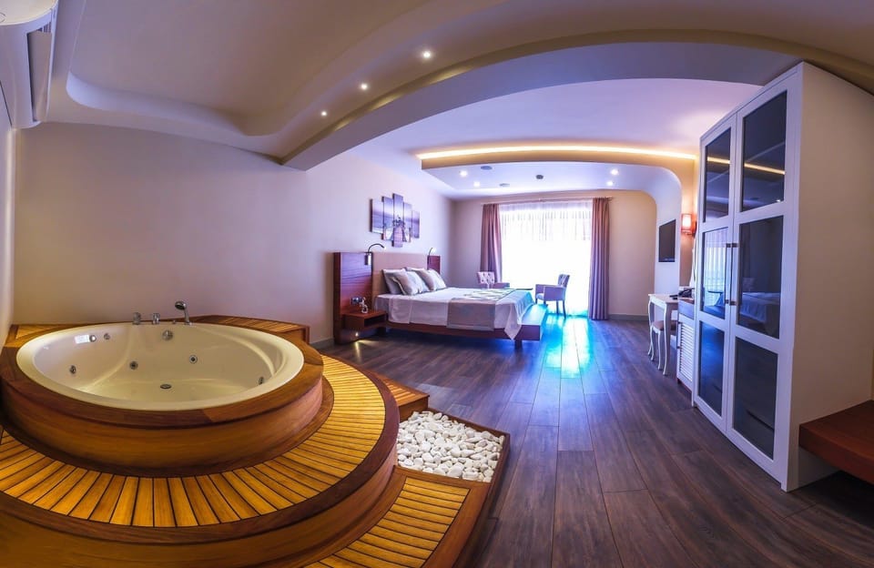Deluxe Suite | In-room safe, desk, soundproofing, iron/ironing board