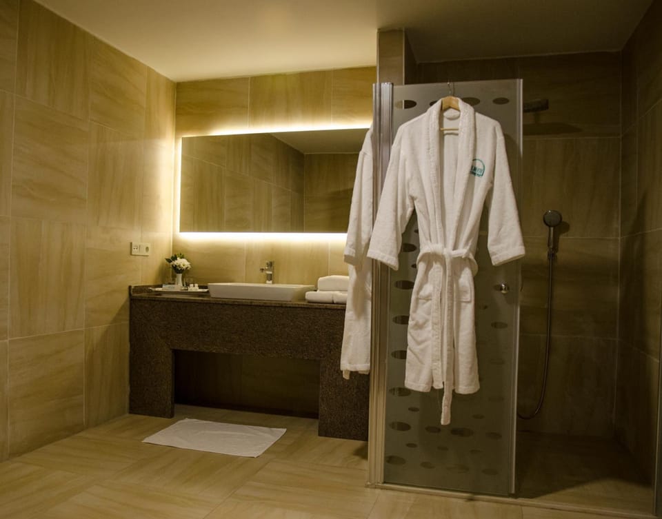 Standard Room | Bathroom | Shower, free toiletries, hair dryer, slippers