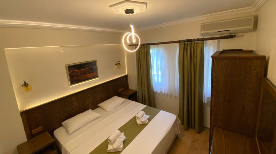 Suit Room 2 Person | Minibar, iron/ironing board, free WiFi, bed sheets