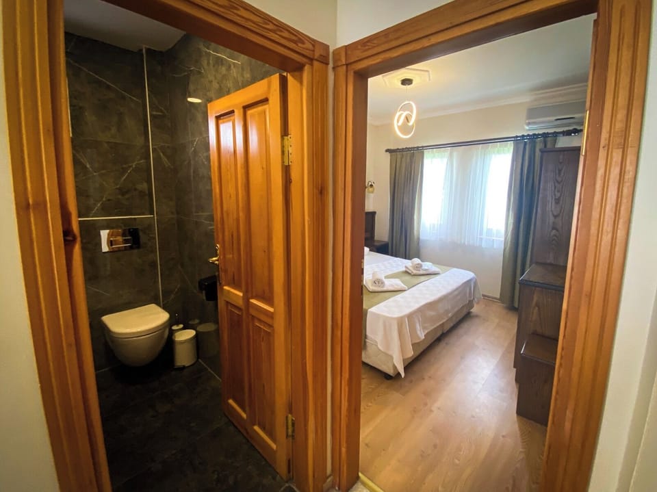 Suit Room 3 Person | Minibar, iron/ironing board, free WiFi, bed sheets
