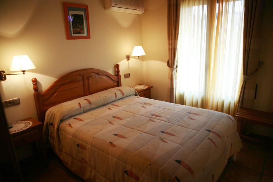 Double Room | Desk, blackout drapes, free cribs/infant beds, rollaway beds
