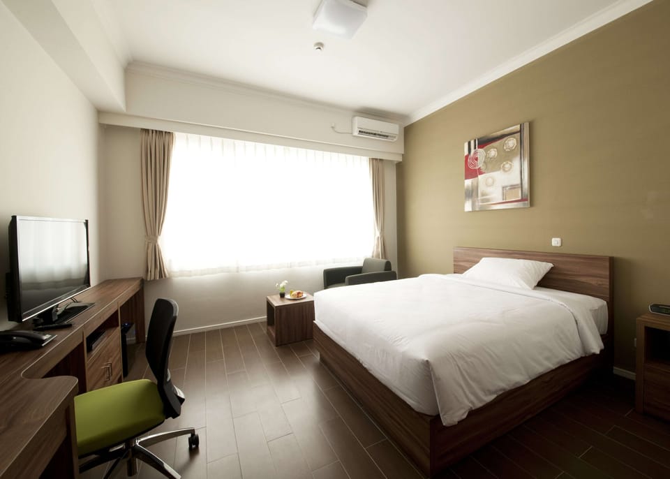 Desk, soundproofing, free WiFi, bed sheets