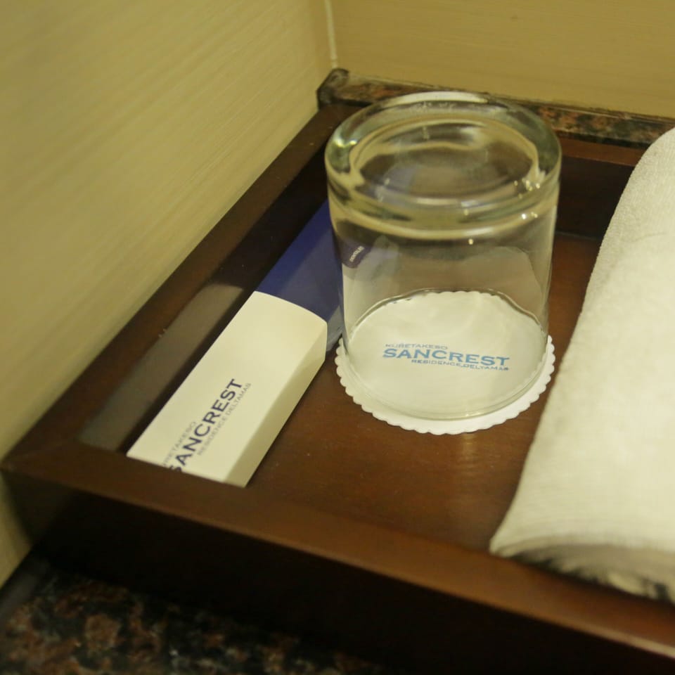 Deluxe Room | Bathroom | Shower, free toiletries, slippers, towels