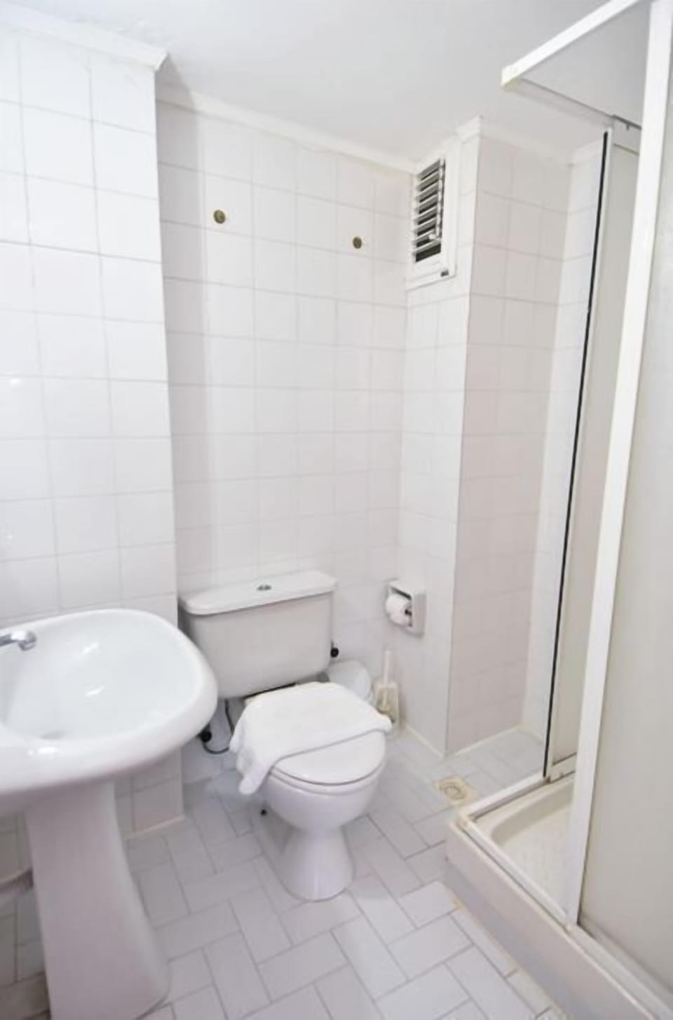 Double Room | Bathroom | Shower, free toiletries, hair dryer, slippers