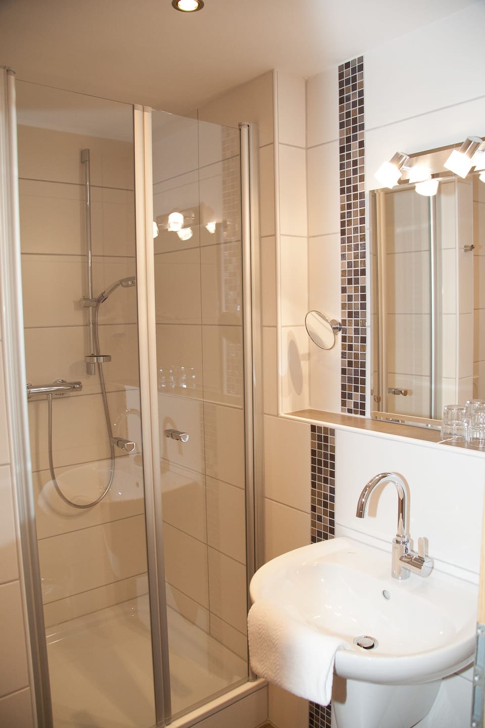 Standard Room, 2 Bedrooms, Garden View (4) | Bathroom | Shower, hair dryer, towels