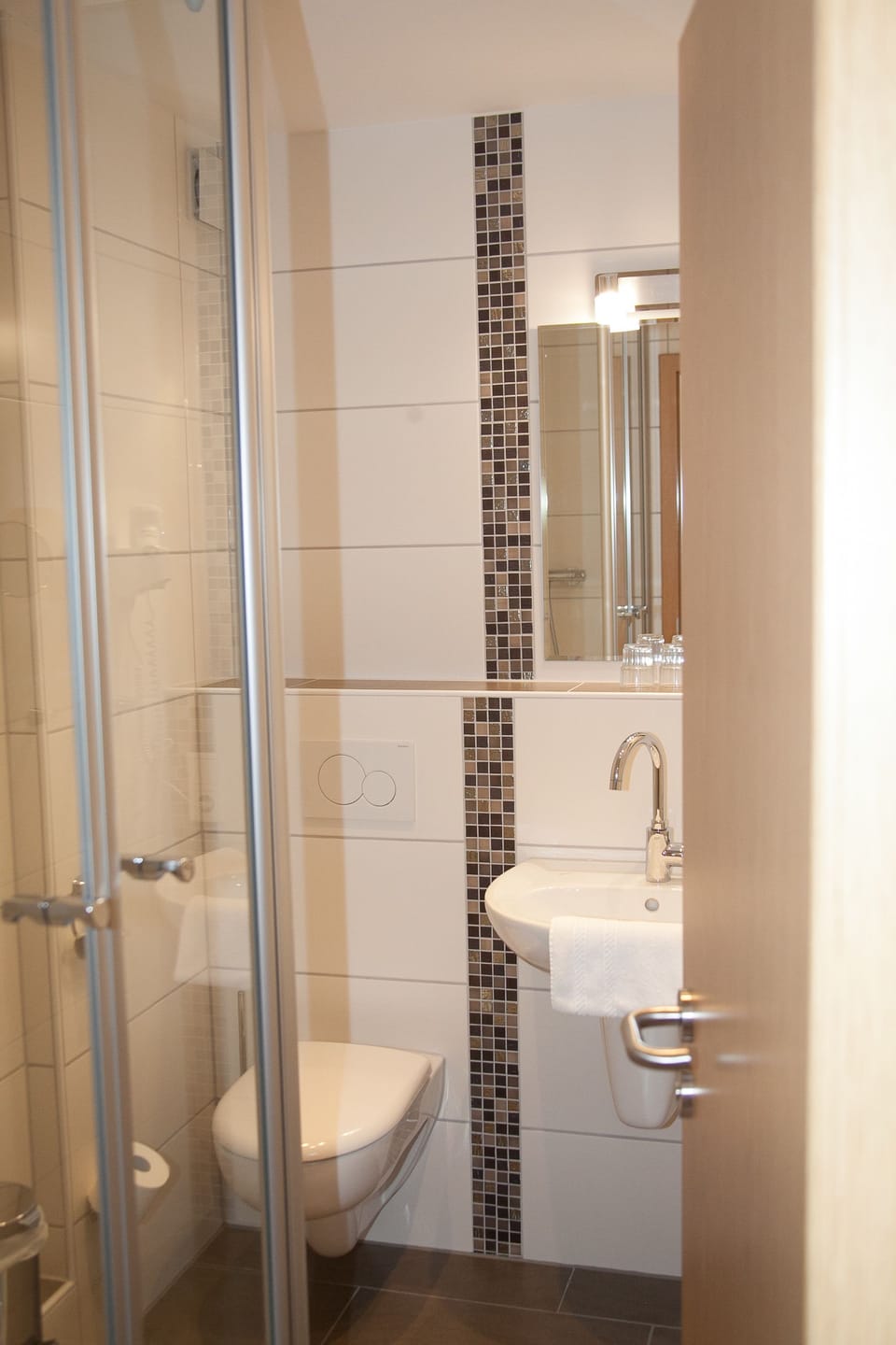 Standard Quadruple Room (5) | Bathroom | Shower, hair dryer, towels