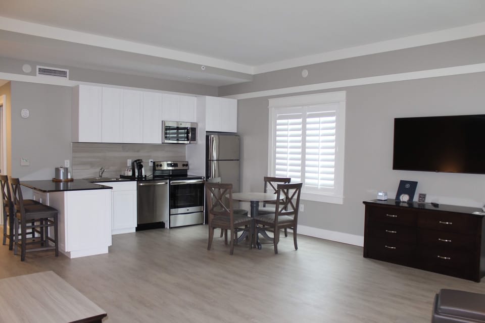 Executive Room, 1 King Bed with Sofa bed | Private kitchen | Fridge, coffee/tea maker