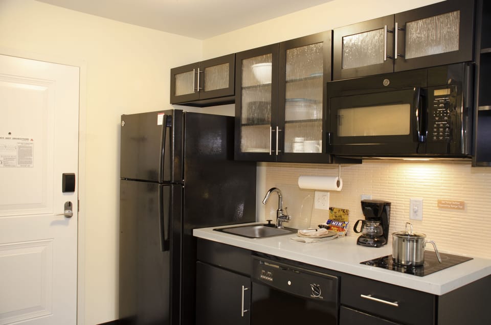 Full-size fridge, microwave, stovetop, dishwasher