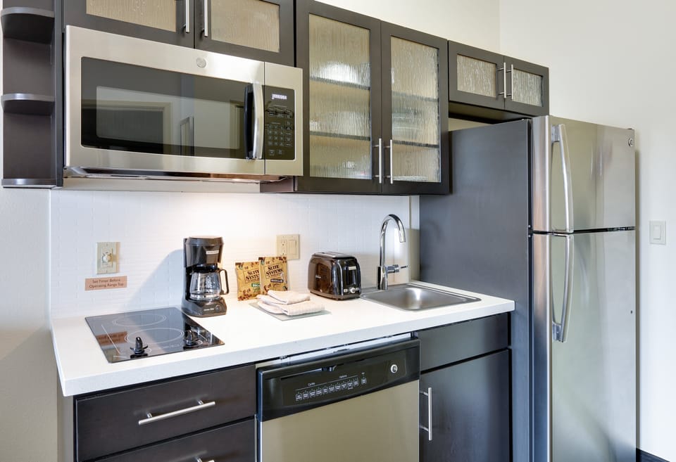 Coffee/tea maker, fridge, microwave, stovetop