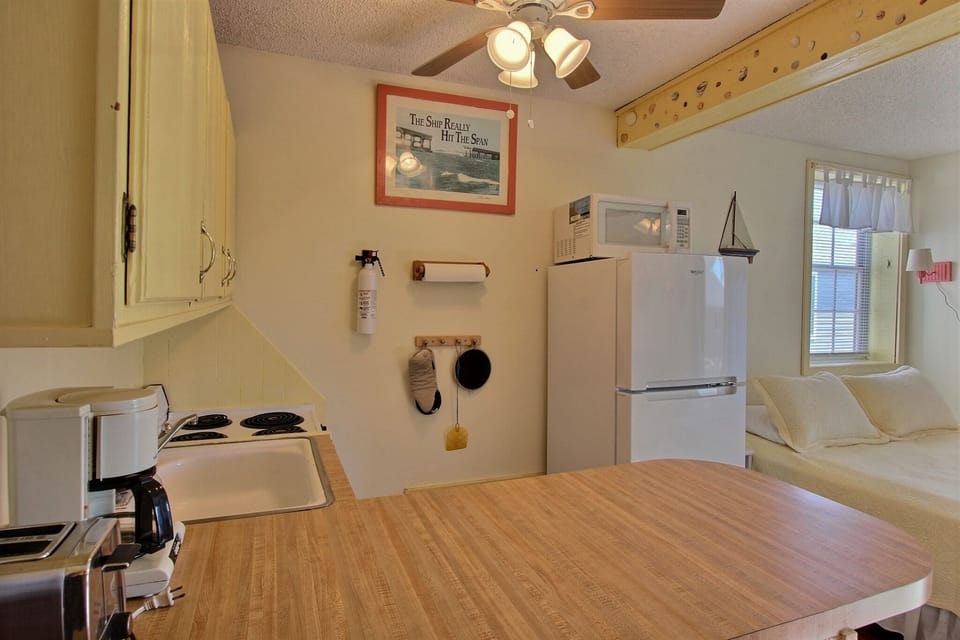 Studio | Private kitchen | Full-size fridge, microwave, stovetop, coffee/tea maker