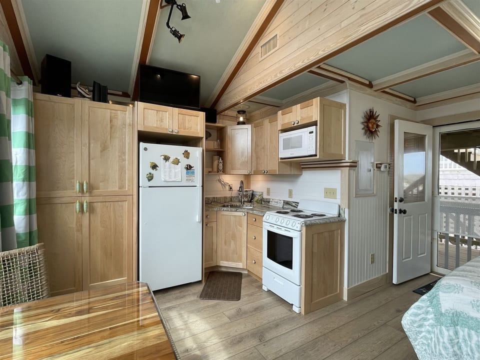 Studio | Private kitchen | Full-size fridge, microwave, stovetop, coffee/tea maker