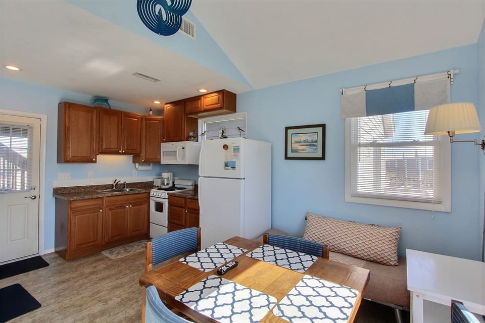 Studio | Private kitchen | Full-size fridge, microwave, stovetop, coffee/tea maker