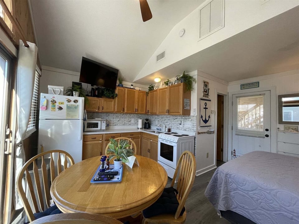 Studio | Private kitchen | Full-size fridge, microwave, stovetop, coffee/tea maker