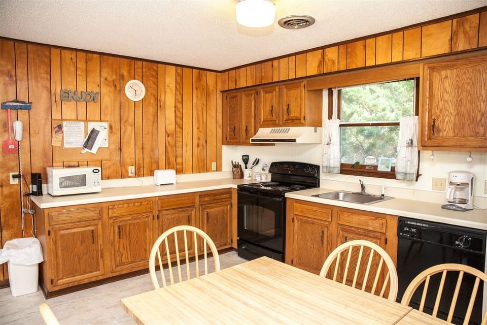 Cottage, 3 Bedrooms | Private kitchen | Full-size fridge, microwave, dishwasher, coffee/tea maker