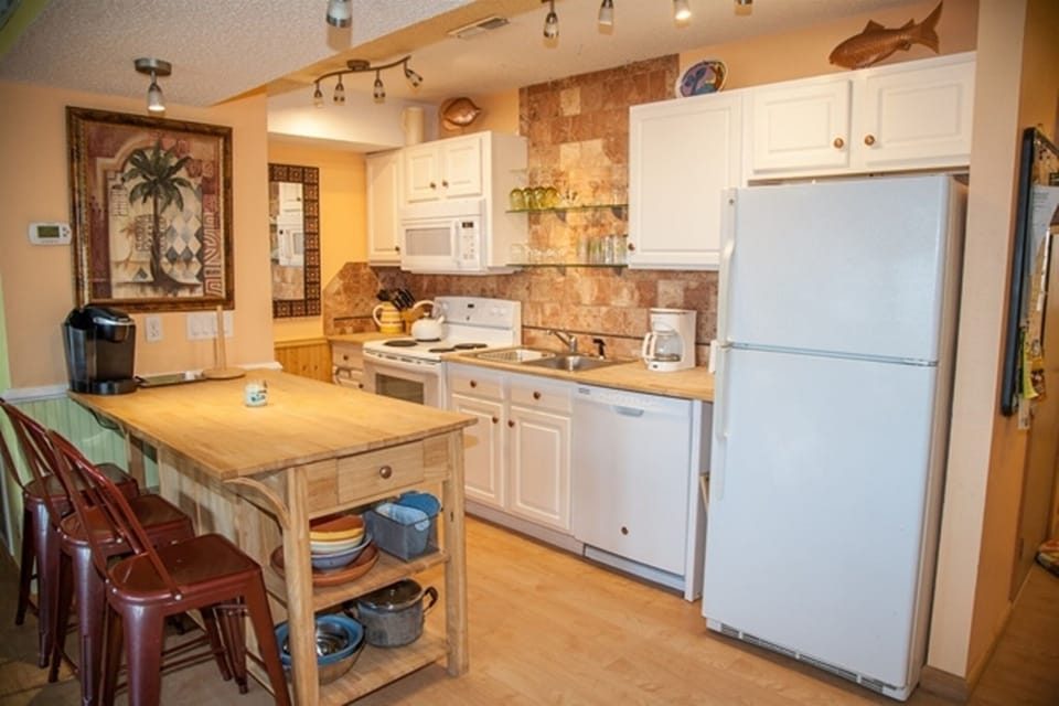 Condo, 1 Bedroom | Private kitchen | Full-size fridge, microwave, stovetop, coffee/tea maker