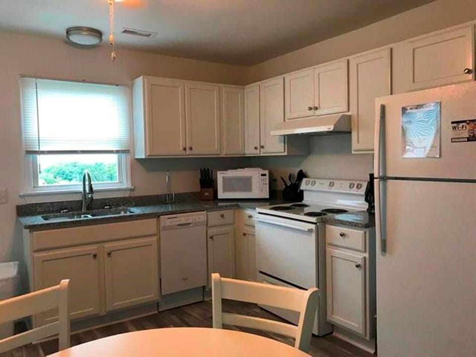 Cottage, 2 Bedrooms | Private kitchen | Coffee/tea maker, full-size fridge, microwave, stovetop