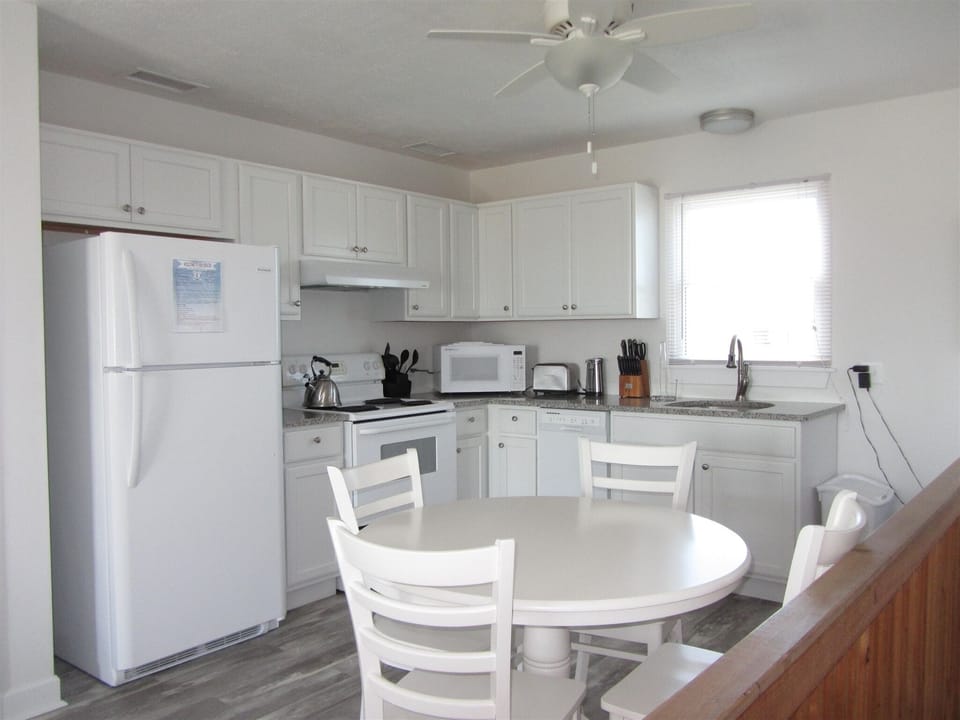 Cottage, 2 Bedrooms | Private kitchen | Coffee/tea maker, full-size fridge, microwave, stovetop