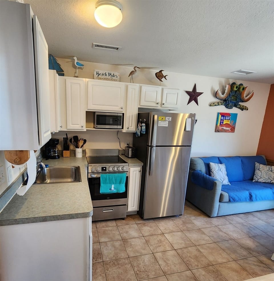 Studio | Private kitchen | Full-size fridge, microwave, stovetop, coffee/tea maker