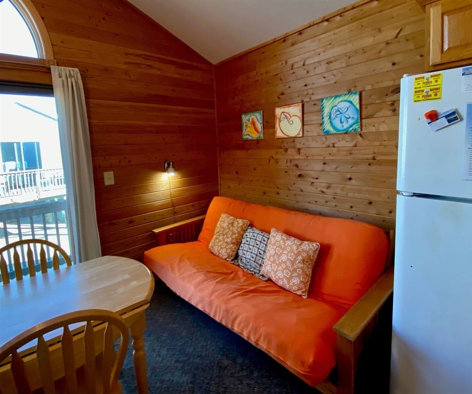 Studio | Living room | TV, DVD player