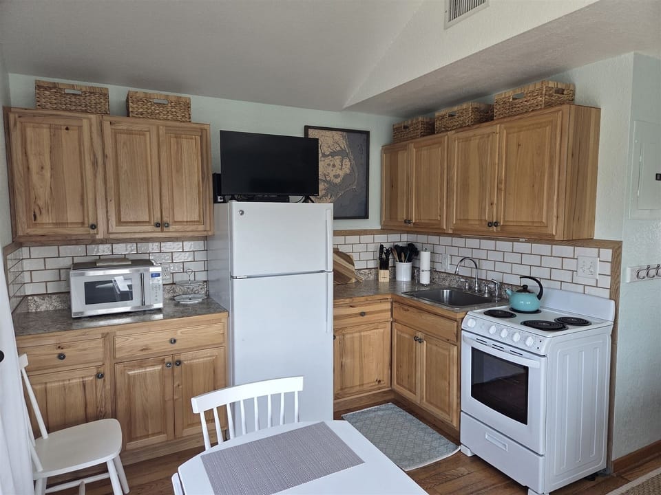 Studio | Private kitchen | Full-size fridge, microwave, coffee/tea maker, cookware/dishes/utensils
