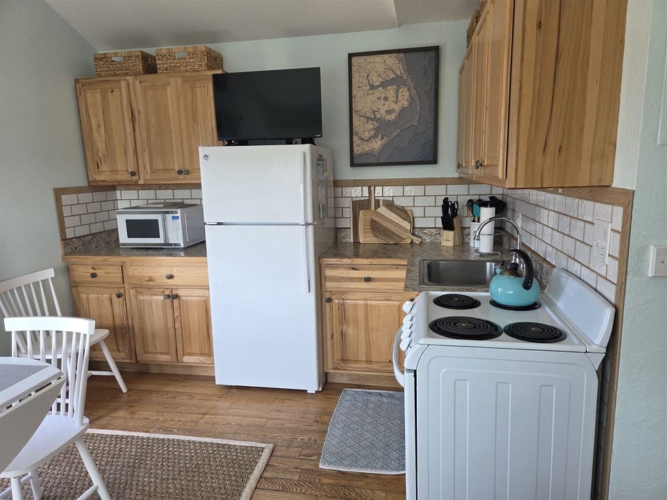 Studio | Private kitchen | Full-size fridge, microwave, coffee/tea maker, cookware/dishes/utensils
