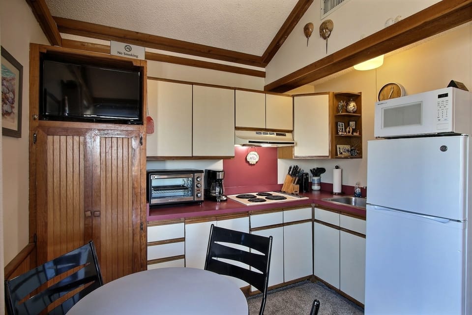 Studio | Private kitchen | Full-size fridge, microwave, stovetop, coffee/tea maker