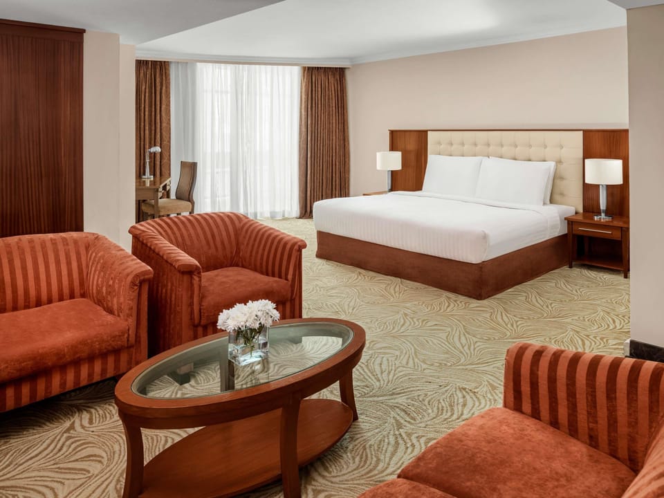 Junior Suite | Minibar, in-room safe, desk, laptop workspace
