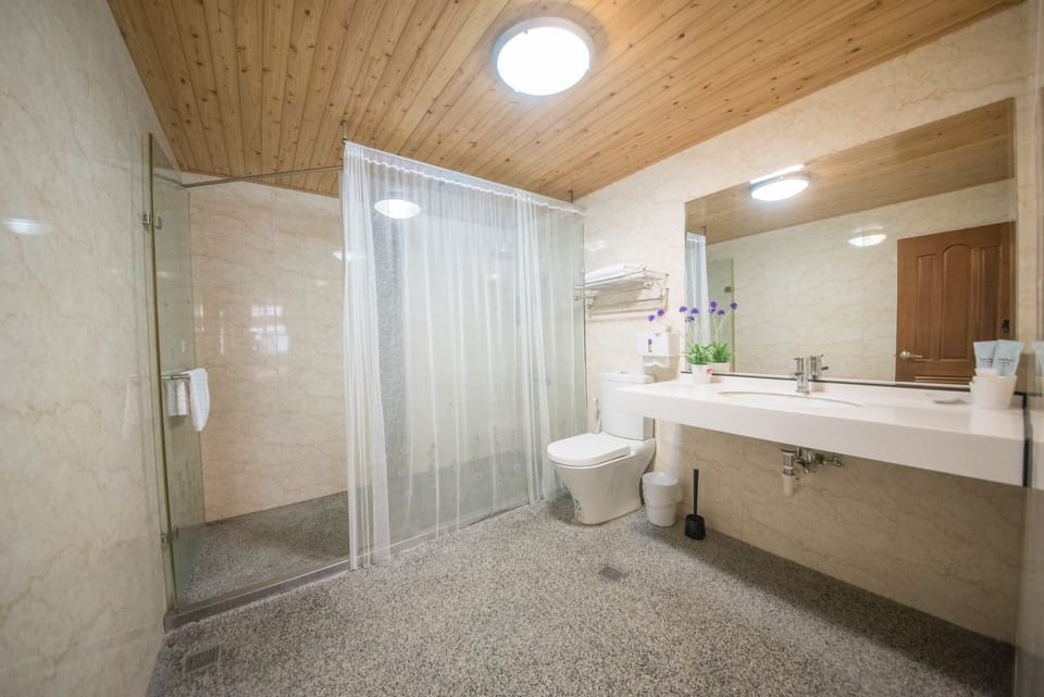 Design Twin Room, 2 Double Beds | Bathroom shower